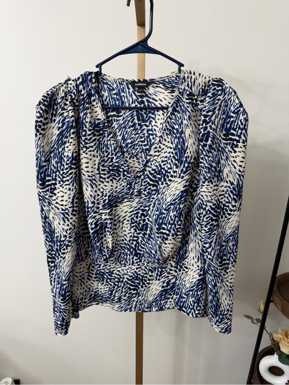 Express Women's Navy and White V-Neck Printed Blouse